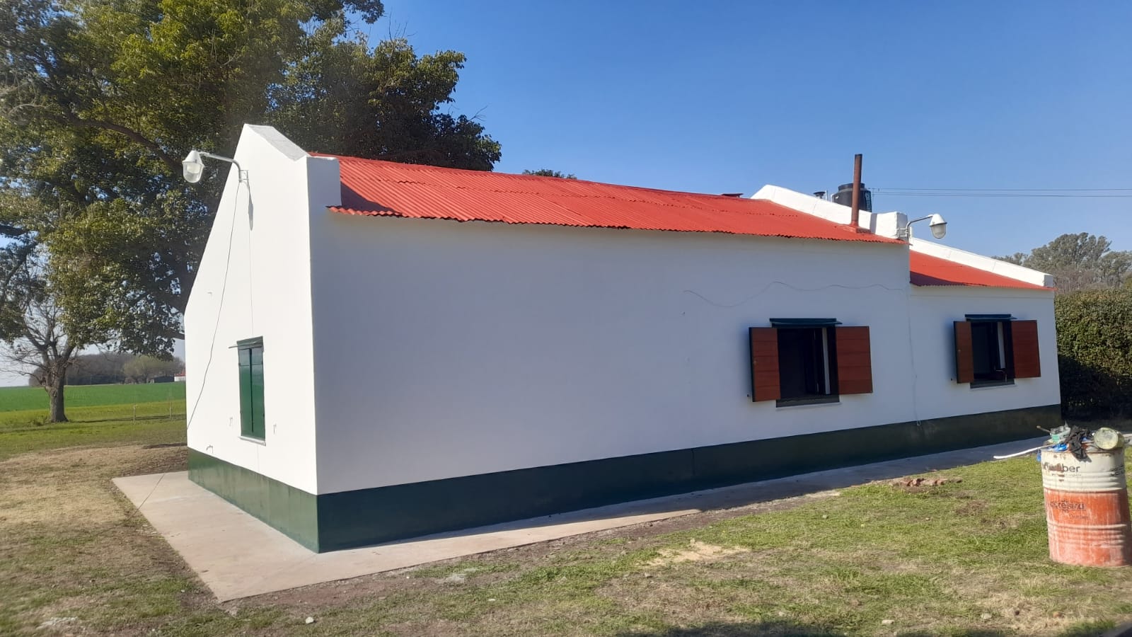 Casa rural Santa Juana restaurada, con fachada blanca y techo rojo