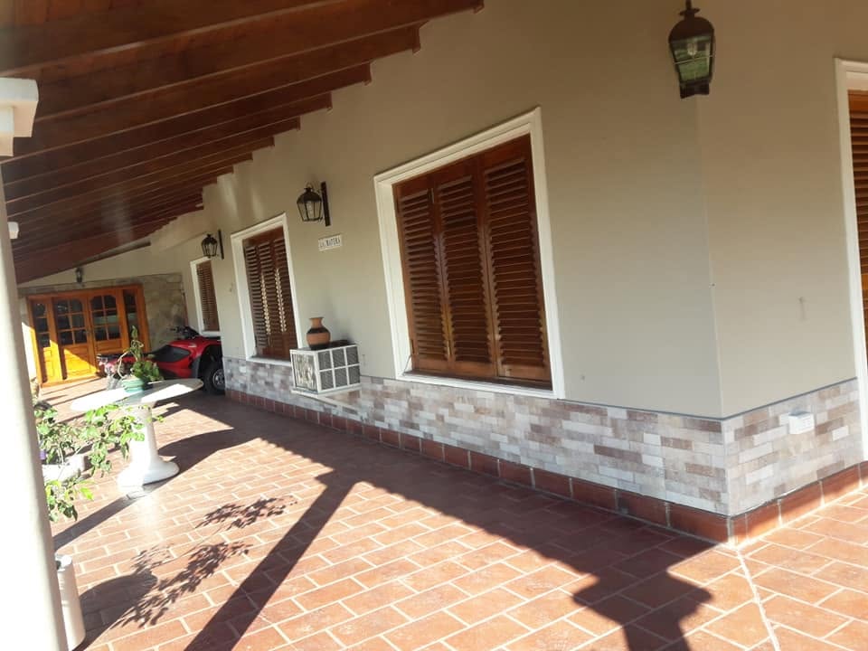 Porche terminado de la casa rural con zócalo de placas símil ladrillo