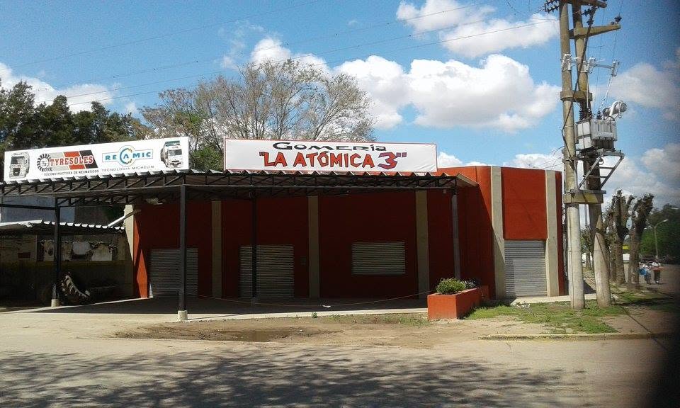 Frente renovado de Gomería La Atómica 3