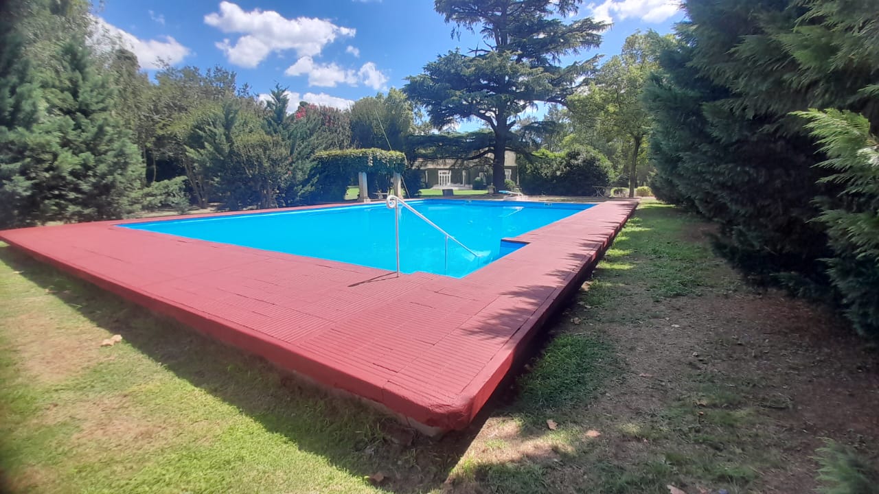 Pileta y solárium renovados en una estancia rural