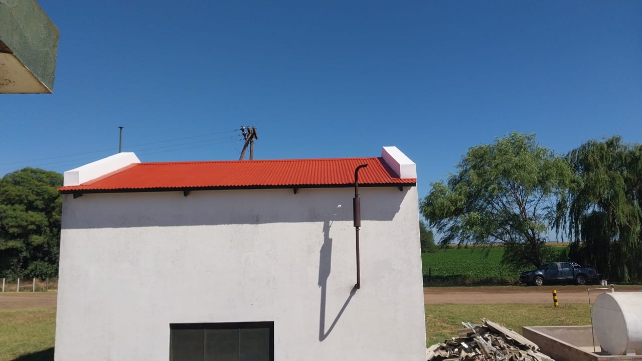 Galpón rural restaurado con techo rojo