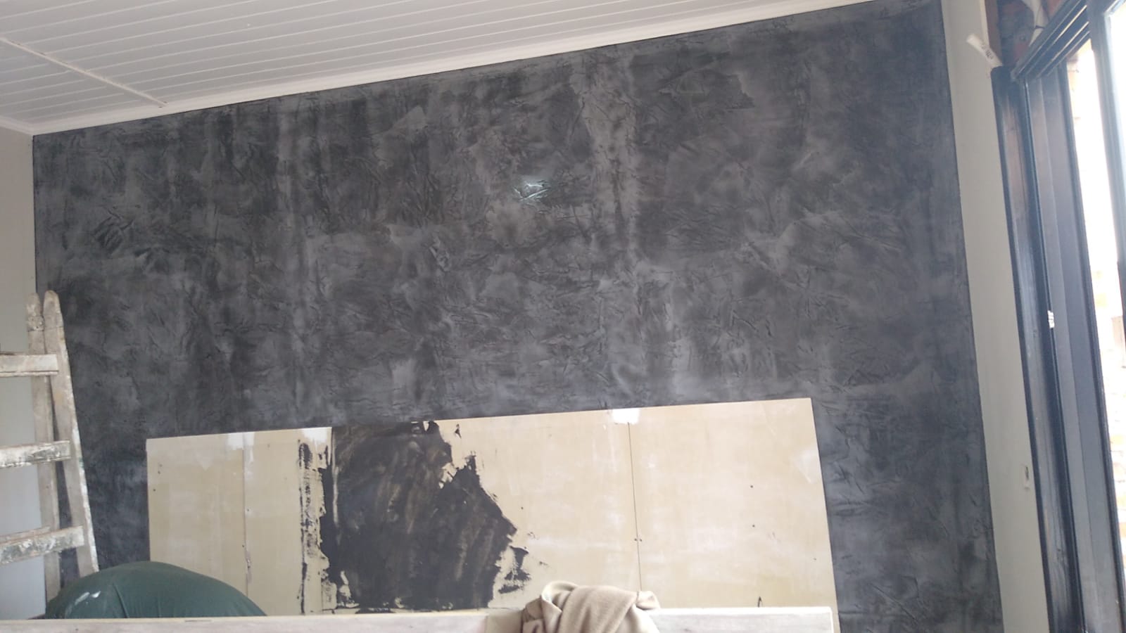 Muro interior con acabado Estucado negro